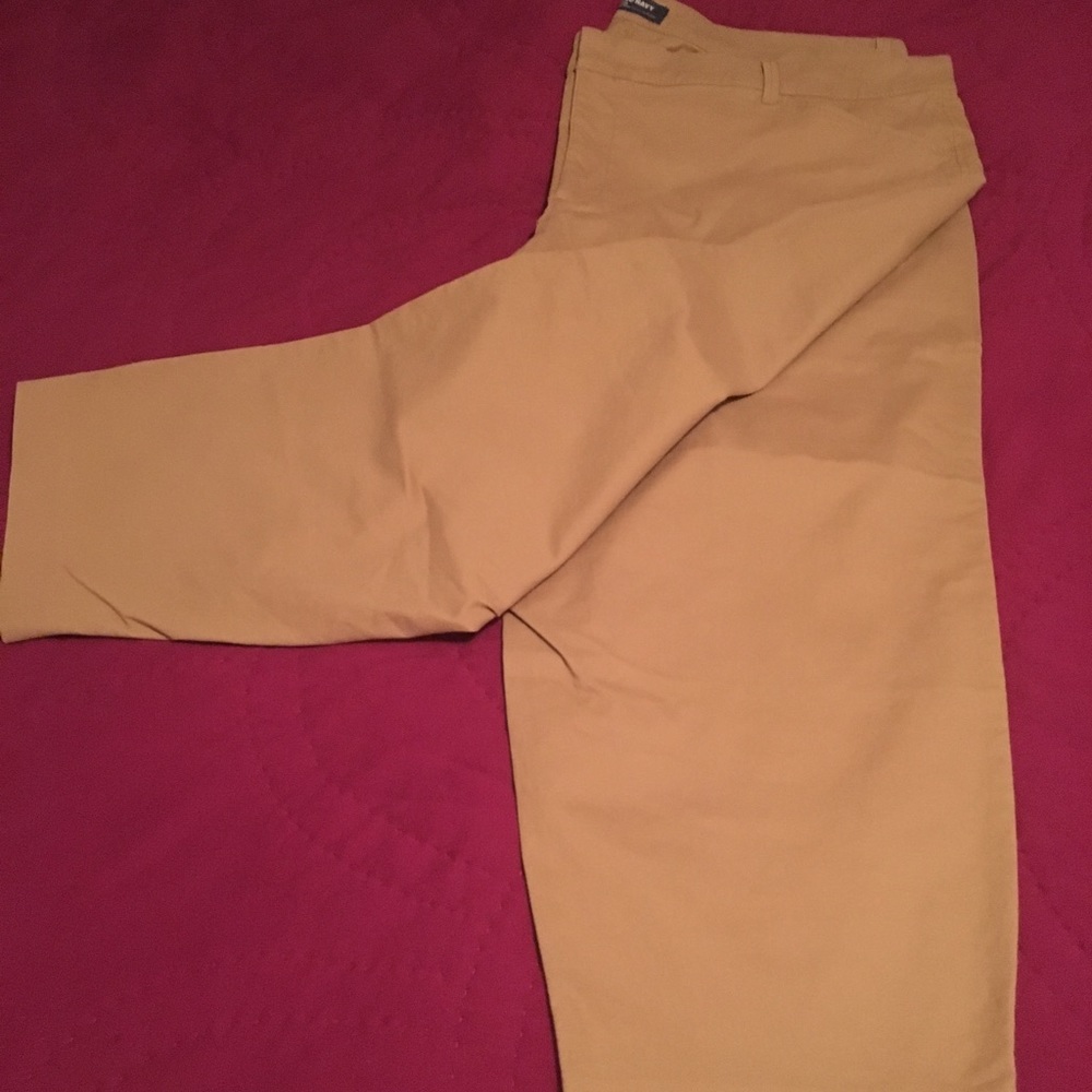 Khaki cropped pants